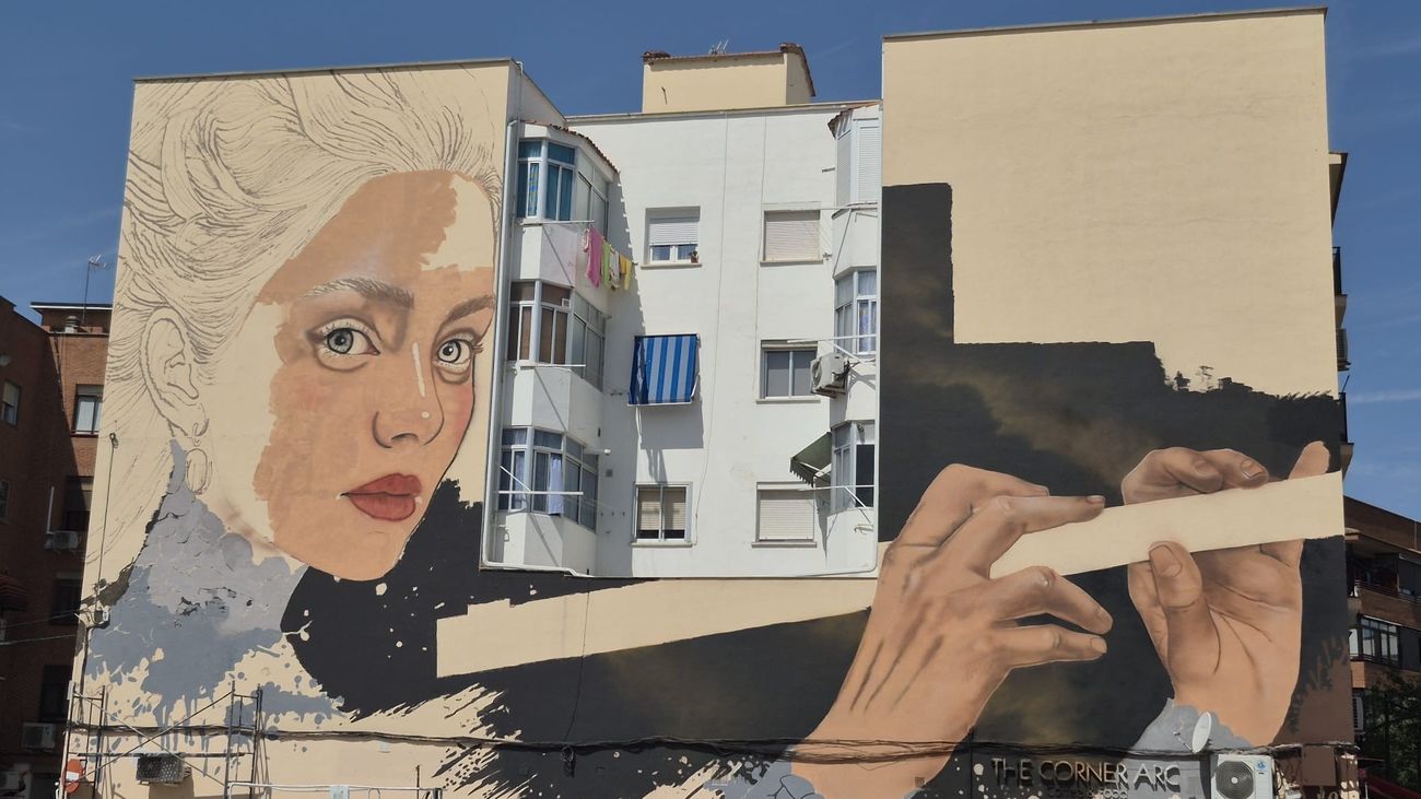 El mural gigante de Sfhir en Arganda del Rey en plena ejecución