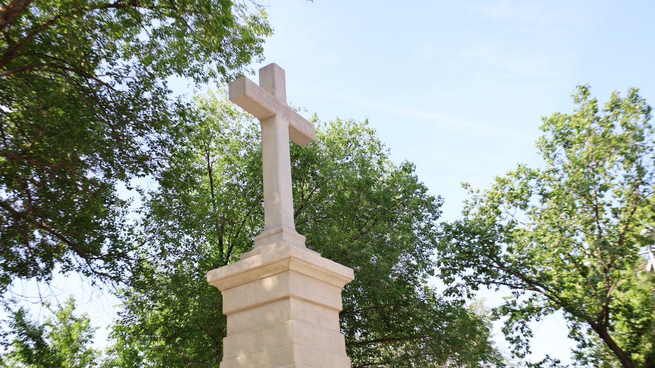 La Cruz del Siglo de Alcalá de Henares ya restaurada en su emplazamiento